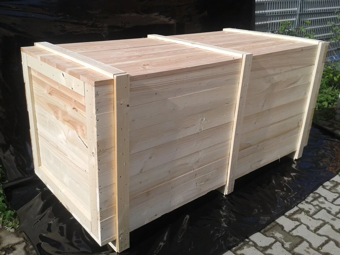 Maschine wird in eine Holzkiste für den Export verpackt