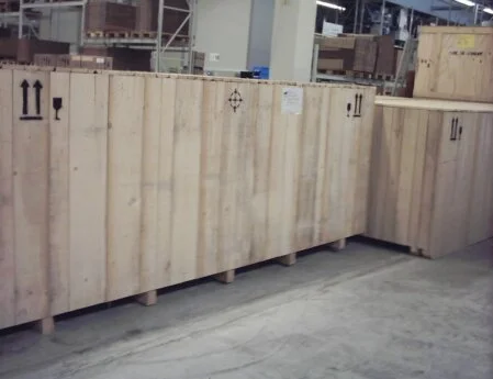 Große Maschine in einer maßgefertigten Holzkiste verpackt