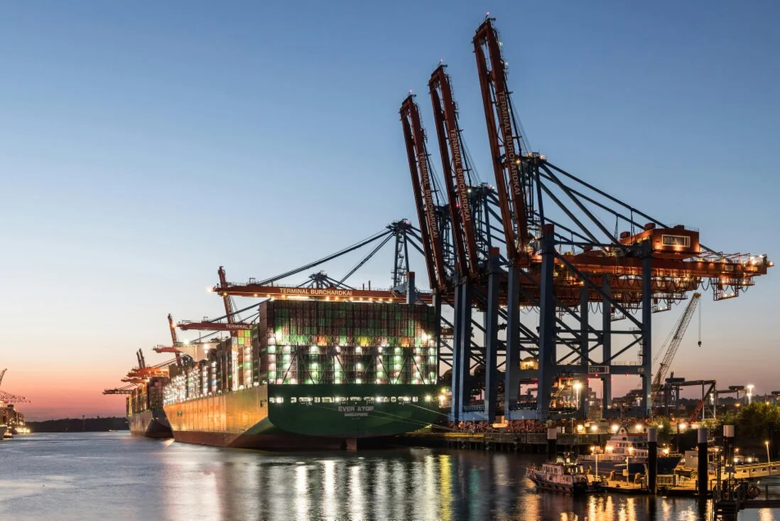 Anlagenteile auf Holzgestellen für den Export vorbereitet
