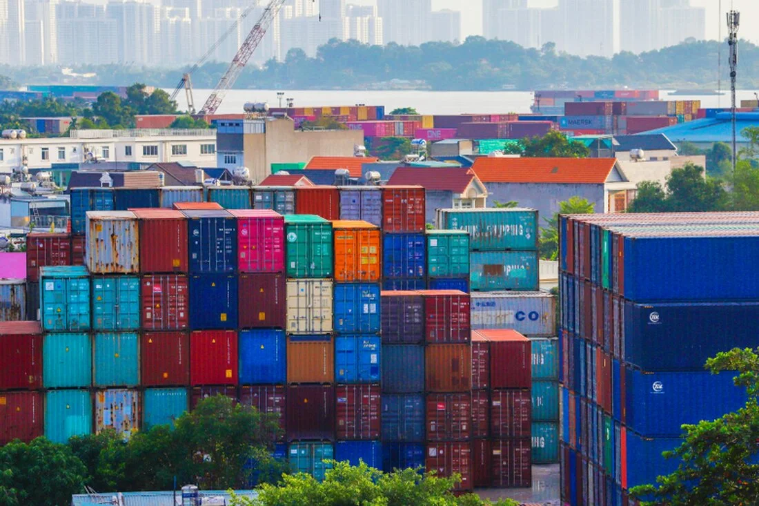 Verladung von verpackten Maschinen in einen Seecontainer